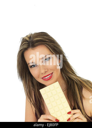 Attraente giovane donna tenendo un white chocolate bar Foto Stock