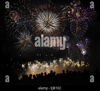 Guardare la gente bellissimi fuochi d'artificio Foto Stock