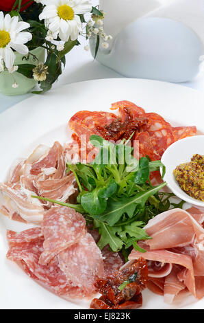 Un assortimento di salsicce italiane come sfondo Foto Stock