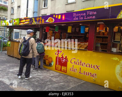 Parigi, Francia, Asiatici Shopping Cinese in un negozio di alimentari " codolo Freres' luna speciale torte in vendita per il cinese nuovi anni, venditore ambulante a Chinatown Foto Stock