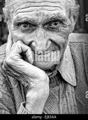 Il vecchio uomo senior con stropicciata viso e occhi espressivi Foto Stock