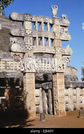 Stupa 1 o grande Stupa Oriente Torana, vista frontale. Sanchi, Dist Raisen, Madhya Pradesh India Foto Stock