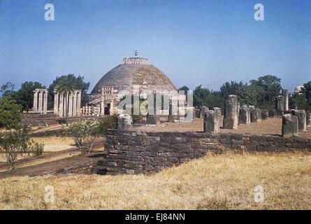 Stupa 1 o grande Stupa : vista da sud-est. Sanchi, Dist Raisen, Madhya Pradesh India Foto Stock