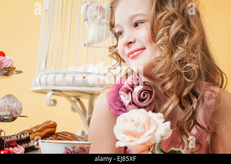 Ritratto di sorridenti curly-ragazza dai capelli Foto Stock