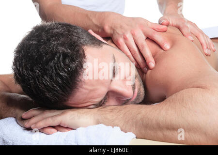 L'uomo riceve il massaggio Shiatsu da un professionista Foto Stock