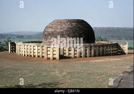 Stupa 2. Vista da est. Sanchi, Dist Raisen, Madhya Pradesh India Foto Stock