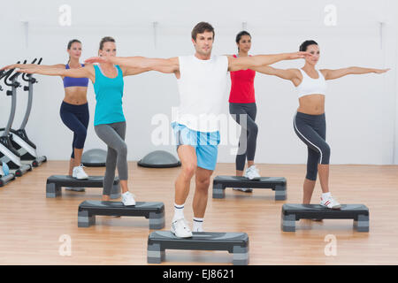 Lezione di fitness di eseguire la fase di esercizio di aerobica Foto Stock