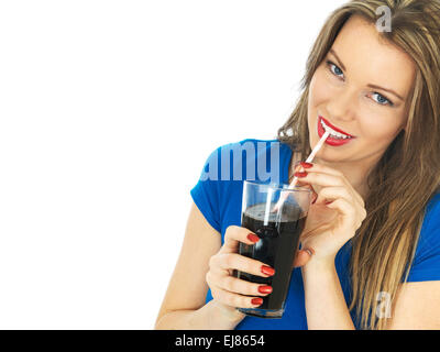 Attraente giovane donna bere frizzanti bevande di cola Foto Stock