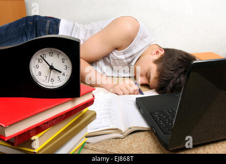 Adolescente dorme dopo l'apprendimento Foto Stock