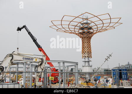 Milano, Italia. Xix Mar, 2015. Una vista del "Albero della Vita", un 35 metri di installazione alta vicino al Padiglione Italiano per la fiera di Milano fiera, raffigurato in Italia, a Milano, il 19 marzo 2015. Foto: Alvise Armellini/dpa/Alamy Live News Foto Stock