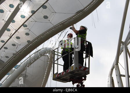 Milano, Italia. Xix Mar, 2015. Due uomini sul lavoro il Padiglione Tedesco per la fiera di Milano fiera di Milano, Italia, il 19 marzo 2015. Foto: Alvise Armellini/dpa/Alamy Live News Foto Stock