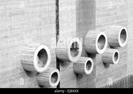 Forma negativa sulla costruzione del nero-bianco Foto Stock