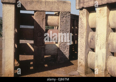 Stupa, 2 Western Gateway, vista da sud. Sanchi, Dist Raisen, Madhya Pradesh India Foto Stock