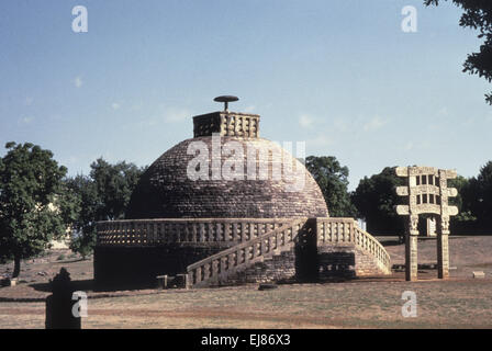 Stupa 3 vista da sud-ovest. Sanchi, Dist Raisen, Madhya Pradesh India Foto Stock