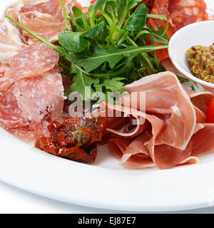 Un assortimento di salsicce italiane come sfondo Foto Stock