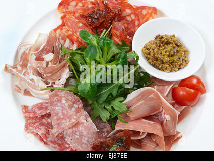 Un assortimento di salsicce italiane come sfondo Foto Stock
