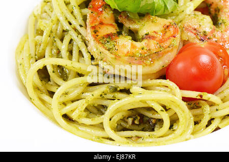 Spaghetti con Salsa di pesto e gamberetti Foto Stock