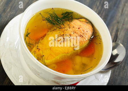 Zuppa con trota vicino. Foto Stock