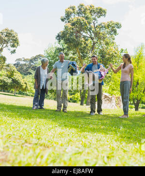 Felice famiglia estesa passeggiate nel parco Foto Stock