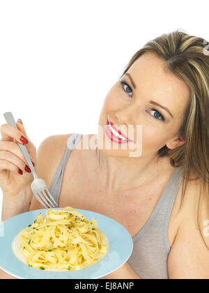 Attraente giovane donna mangiare tagliatelle Foto Stock