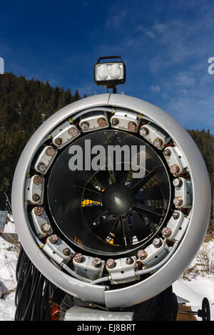 Innevamento è la produzione di neve forzando acqua e aria pressurizzata attraverso una "pistola ora' o 'sora cannon", sulle piste da sci Foto Stock