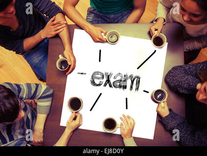 Studente seduto intorno a dire pagina Exam Foto Stock
