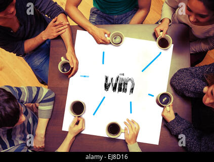 Studente seduto intorno a pagina dire vincere Foto Stock