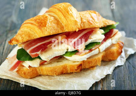 Croissant con prosciutto e formaggio brie. Foto Stock