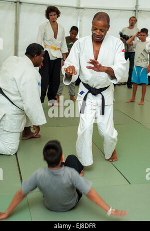 Parigi, FRANCIA - atleti francesi disabili che insegnano lo sport ai bambini in Karate Class al 'Rencontres EDF Handisport'. Uomo, comunità nera Foto Stock