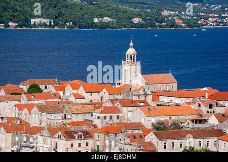 Vista del centro storico della città di Korcula con che domina la torre campanaria della cattedrale di San Marco. La Croazia. Foto Stock