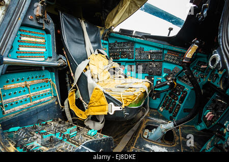 Close-up di alcuni strumenti in un elicottero cockpit in Mi-24. Il Mil Mi-24 è un grande elicottero gunship e attacco elicottero Foto Stock