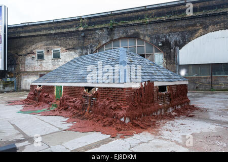 Casa di fusione da Alex Chinneck 40 Southwark St, London, SE1. Illustrazione di cera e riscaldata lentamente a sciogliersi nel tempo Foto Stock