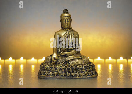 Il Buddha seduto in meditazione Foto Stock