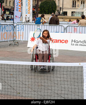 Parigi, FRANCIA - giovane giovane adolescente handicap ragazza francese, giocando a tennis in sedia a rotelle a Parigi 'Rencontres EDF Handisport'. Esercizio per esigenze speciali, palestra all'aperto Foto Stock