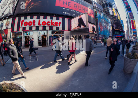 Un Foot Locker store in Times Square a New York è visto su Venerdì, 13 marzo 2015. (© Richard B. Levine) Foto Stock