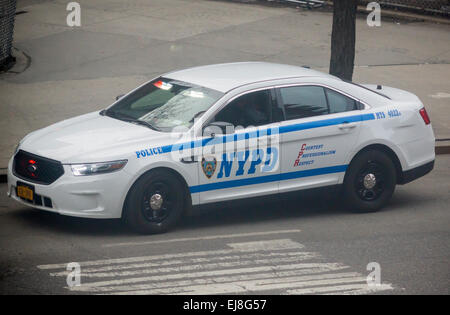 Un NYPD Ford Taurus intercettore di polizia RMP è visto al minimo in New York quartiere di Chelsea sabato 14 marzo, 2015. (© Richard B. Levine) Foto Stock