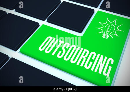 Outsourcing su tastiera nera con il tasto verde Foto Stock