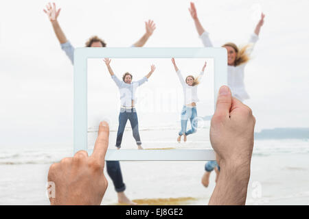 Immagine composita della mano che tiene un tablet pc Foto Stock