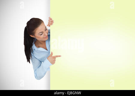 Immagine composita di imprenditrice che mostra card Foto Stock