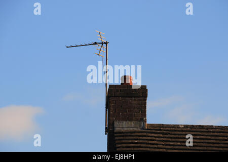 Regno Unito singola antenna televisiva sul vecchio camino Foto Stock