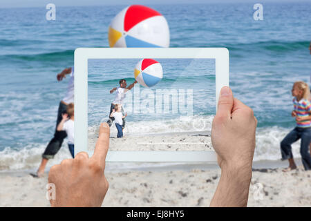 Immagine composita della mano che tiene un tablet pc Foto Stock