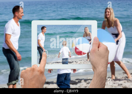 Immagine composita della mano che tiene un tablet pc Foto Stock