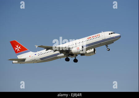 Airbus A320 di Air Malta durante il decollo Foto Stock