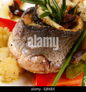 Filetto di branzino con verdurine primavera Foto Stock