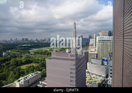 Vista dalla Imperial Hotel Tokyo verso il Parco Hibiya e il Palazzo Imperiale, quartiere Chiyoda, a Tokyo, Giappone Foto Stock