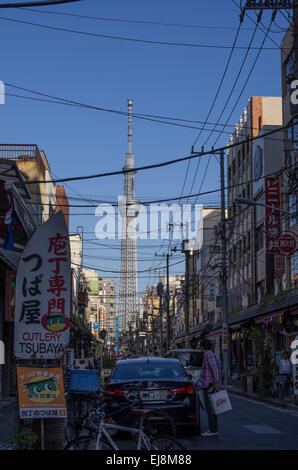 Vista da Kappabashi verso il cielo albero, Tokyo, Giappone Foto Stock