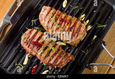 Bistecca su una padella per grigliare . Messa a fuoco selettiva Foto Stock