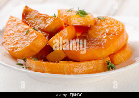 Dolci al forno Spicchi di patate al timo. Messa a fuoco selettiva Foto Stock