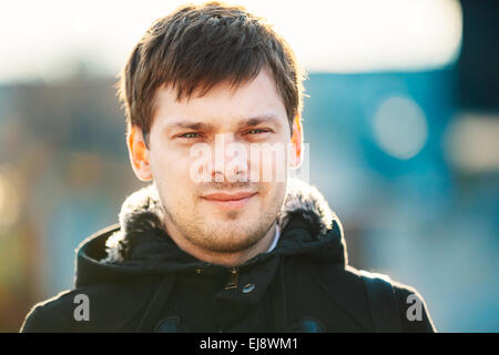 Giovane uomo bello all'aperto vicino fino street portrait. Foto Stock