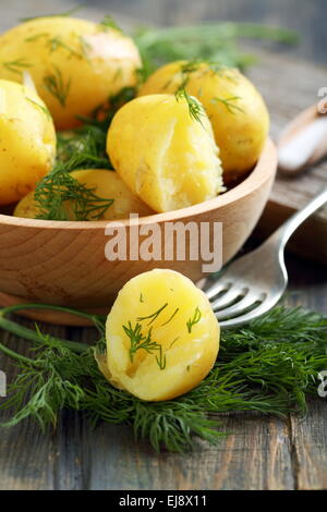 Patate di primizia con aneto. Foto Stock